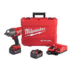M18 FUEL LLAVE DE IMPACTO DE ALTO TORQUE 1/2" CON 2 BATERÍAS DE 5.0AH, CARGADOR Y ESTUCHE